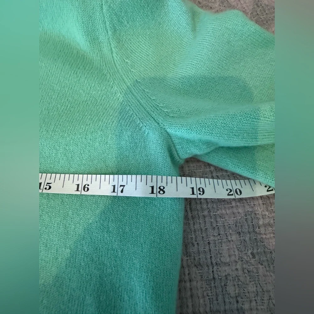 New JCrew Cashmere shrunken V-neck sweater - Picture 3 of 4